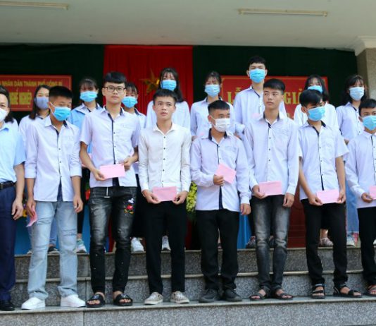 Than Vàng Danh tặng quà cho các em học sinh có hoàn cảnh khó khăn trên địa bàn thành phố