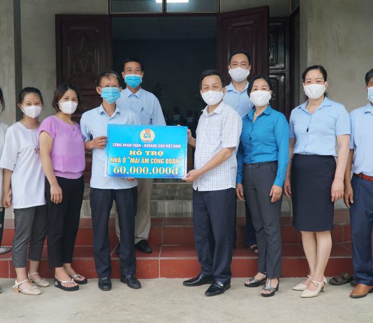 Trao tiền hỗ trợ xây nhà cho gia đình công nhân khó khăn