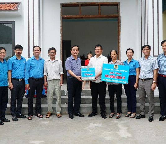 Công đoàn Than Vàng Danh trao kinh phí hỗ trợ xây nhà “Mái ấm Công đoàn”