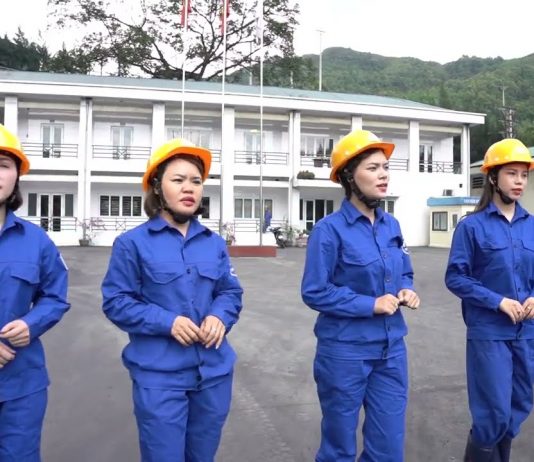 Bên máy sàng chị em ta hát ( Phân xưởng TVD2)