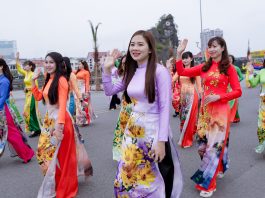 Phụ nữ Than – Khoáng sản duyên dáng áo dài bên bờ Di sản