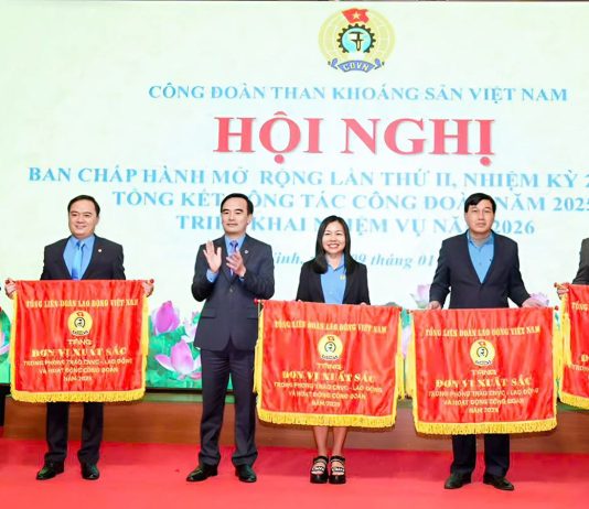 Công đoàn Công ty CP Than Vàng Danh: Nhận cờ thi đua Tổng Liên đoàn Lao động Việt Nam năm 2025